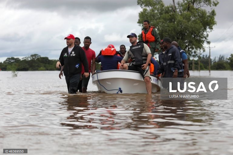 Toda a ajuda é pouca no resgate de centenas de sitiados pelas cheias a sul de Maputo