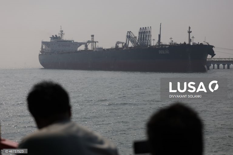 Irão alerta para qualquer ação provocadora para desobstruir estreito de Ormuz