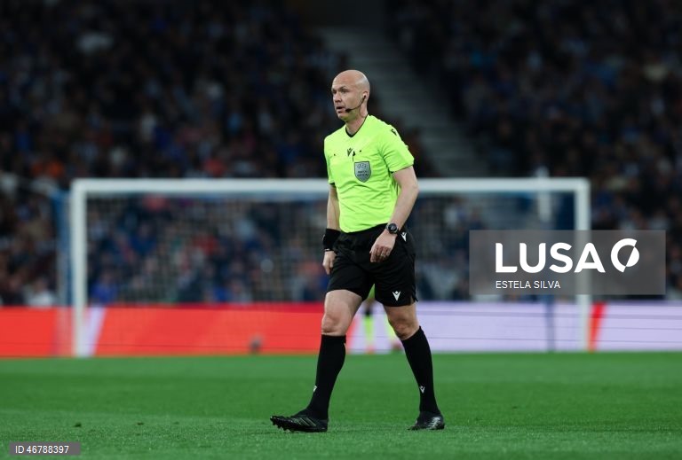LE: Anthony Taylor arbitra receção do Sporting de Braga ao Friburgo