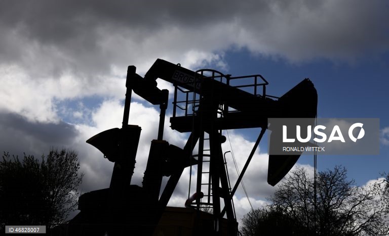 Irão: Flutuações no preço do petróleo levam Brent a subir 27% em três meses de guerra