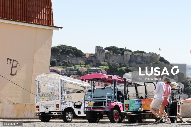 Associações de ‘tuk-tuk’ defendem regulação para acabar com “excesso” em Lisboa