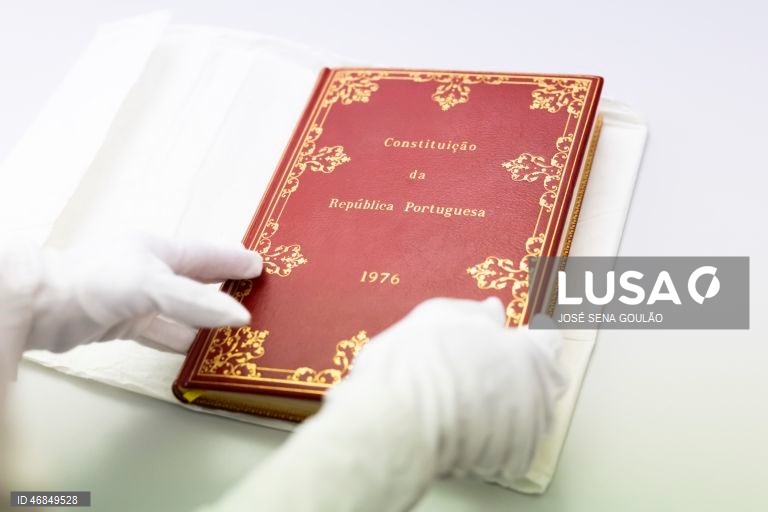 Constituição/50 anos: Exemplar de 1976 raramente sai da Assembleia e capa é hidratada duas vezes ao ano