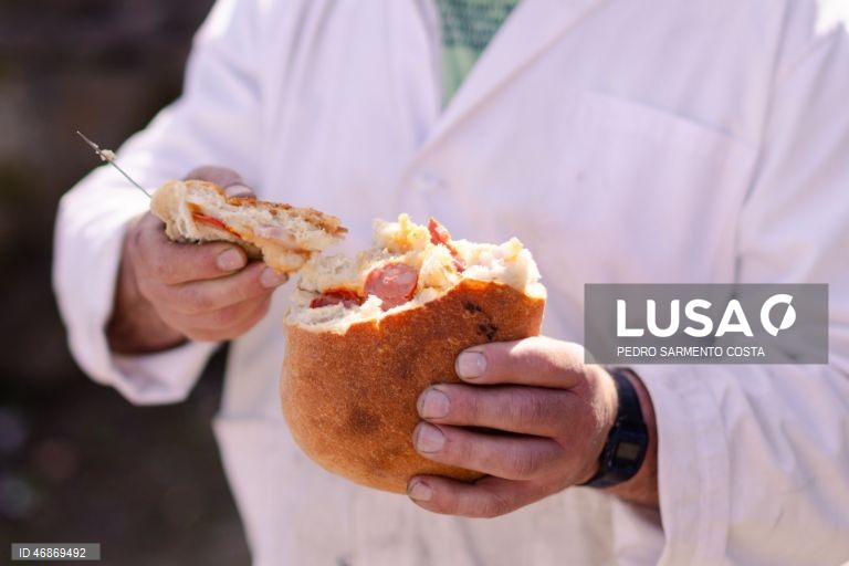 Forno do povo coze o tradicional folar da Páscoa em aldeia de Montalegre