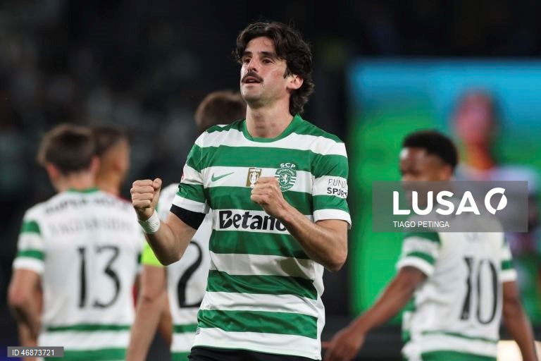 Sporting vence após reviravolta e fica provisoriamente a quatro pontos do líder na I Liga