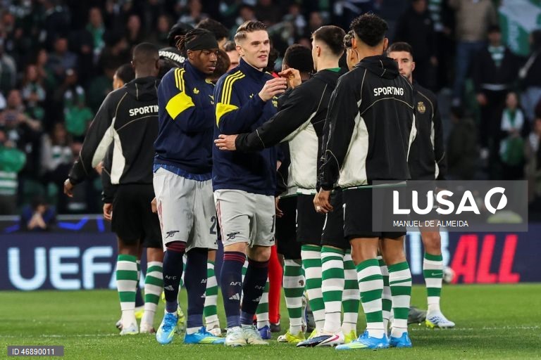 Viktor Gyökeres aplaudido antes do jogo no regresso a Alvalade