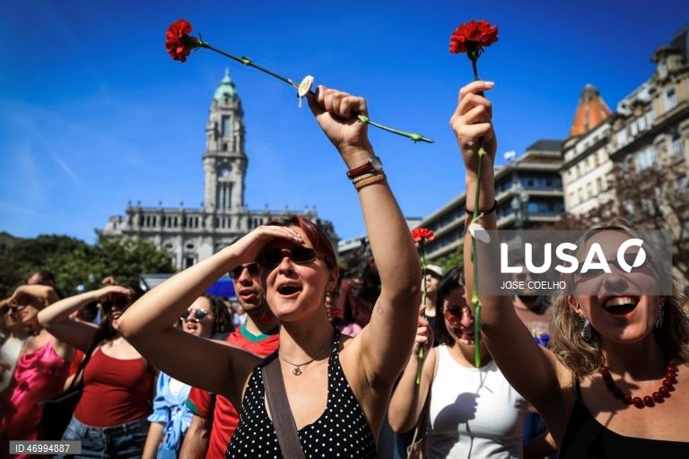 25 Abril: De cravos ao peito milhares de pessoas pintaram o Porto de Liberdade