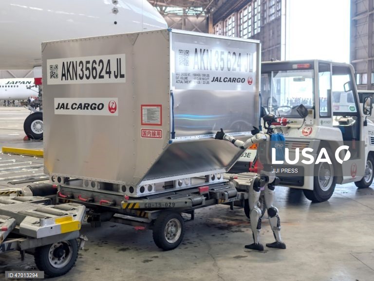 Japan Airlines to start using humanoid robots for loading containers