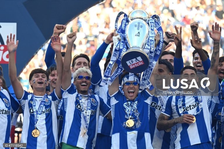 FC Porto campeão: Diogo Costa ergue troféu perante 50 mil adeptos no Dragão
