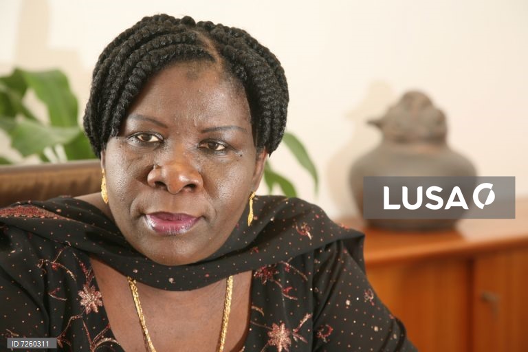 Morreu Luísa Diogo primeira mulher a ocupar cargo de PM em Moçambique