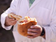 Forno do povo coze o tradicional folar da Páscoa em aldeia de Montalegre