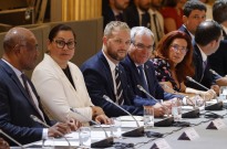 França e forças políticas da Nova Caledónia chegam a acordo histórico