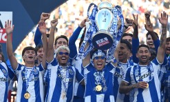 FC Porto campeão: Diogo Costa ergue troféu perante 50 mil adeptos no Dragão