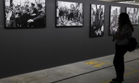 Exposição de fotografia que traz a Portugal o olhar estrangeiro sobre a revolução de Abril patente a partir de sábado