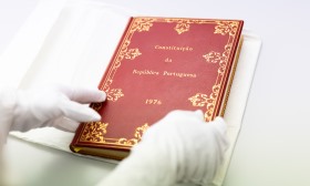 Constituição/50 anos: Exemplar de 1976 raramente sai da Assembleia e capa é hidratada duas vezes ao ano