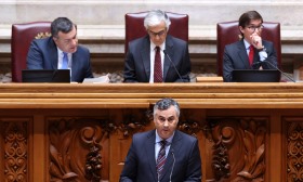 Ministro responde a críticas sobre Saramago dizendo que alternativa “também é militante do PCP”