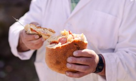 Forno do povo coze o tradicional folar da Páscoa em aldeia de Montalegre