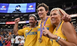 Armand Duplantis volta a bater recorde do mundo do salto com vara