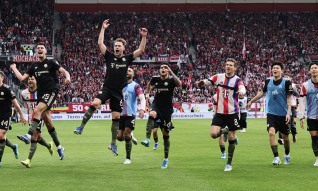 Bayern vence em Friburgo e chega aos 100 golos com reviravolta nos descontos