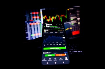 Portugal: Stock market closes flat while other bourses gain about 1%