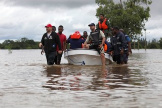 Toda a ajuda é pouca no resgate de centenas de sitiados pelas cheias a sul de Maputo