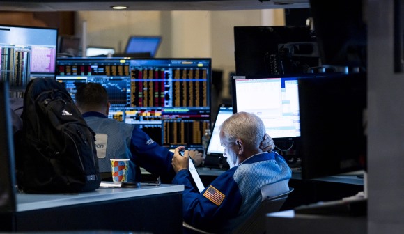Wall Street deixa de estar imune à guerra tarifária de Trump e fecha semana em baixa